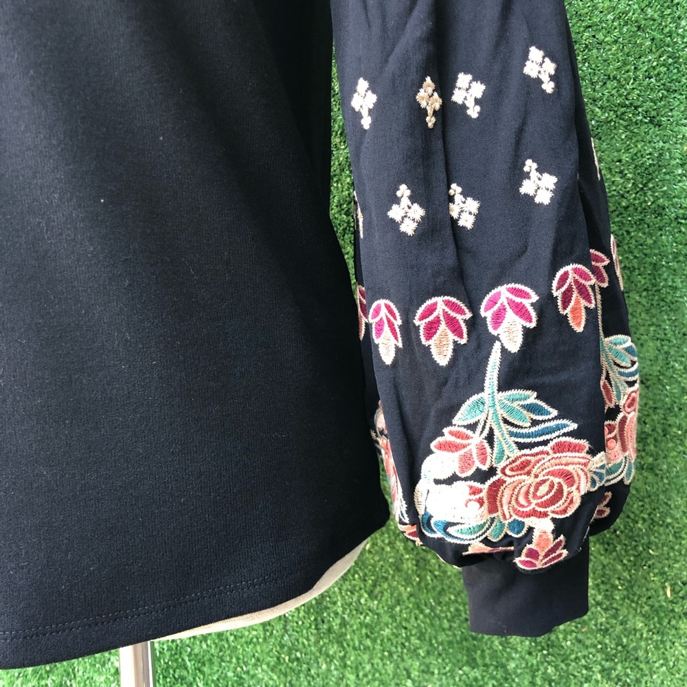5⭐️ Embroidered balloon sleeve blouse - by THML - Picture 7 of 8
